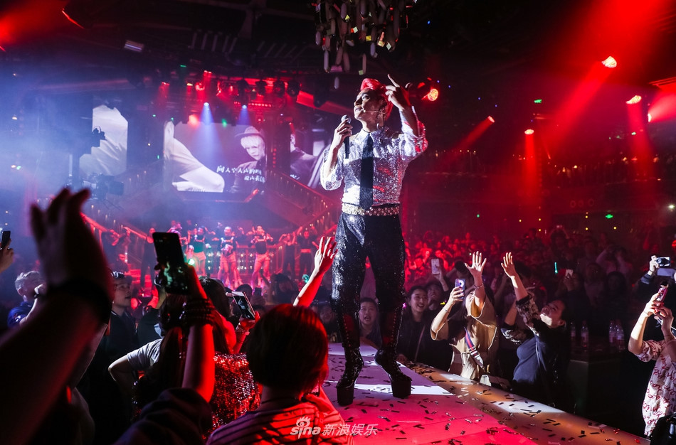 Tài tử Hoàn Châu cách cách bị la ó vì mặc phản cảm trên sân khấu